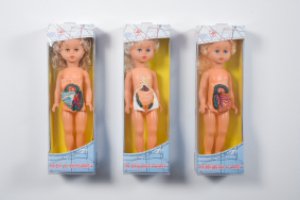 Zbigniew Libera - The doll you love to undress (fot. Wikipedia)